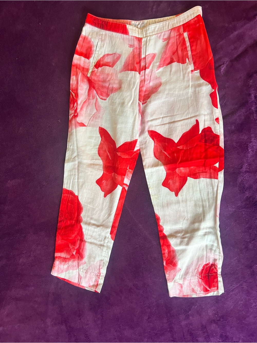 Agnes B. White Capri Pants with Red Floral Print Size Small